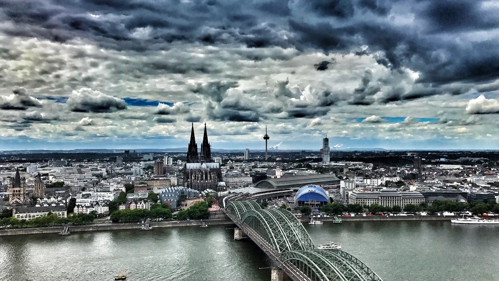 Blick über Köln mit Dom und Hohenzollernbrücke