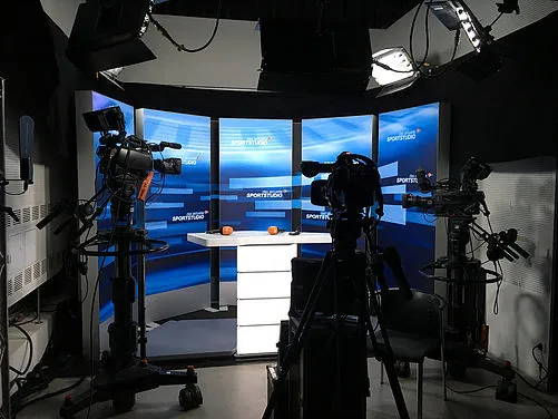Fernsehstudio mit Kameras bei der Realisation einer Sportsendung